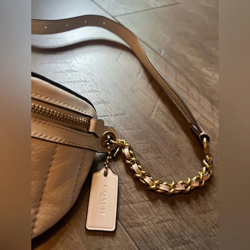 Vintage CHAIN BELT BAG WITH QUILTING IN WHITE 

Style No. C0851 - Picture 4 of 13